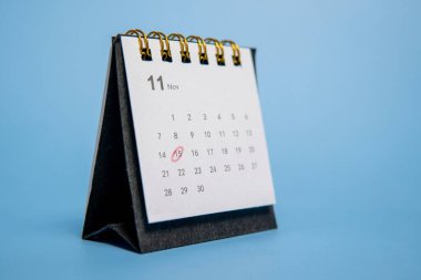 Üzerinde kırmızı daire işareti olan bir takvimin yakın çekimi. Uzayı metin için kopyala. Hatırlatma, atama ve son teslim tarihi kavramı.