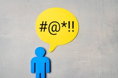 Üzerinde gri arkaplan sembolleri olan sarı bir konuşma baloncuğu olan mavi bir figür. Küfür, küfür kavramı.