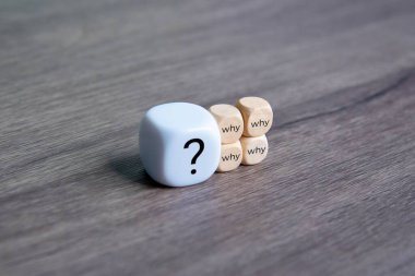 Üzerinde soru işareti olan beyaz bir zar 