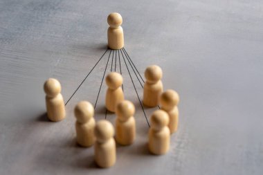 Tek bir figür, çevresini çevreleyen figürlere bağlayan çizgilerle diğer gruplardan göze çarpıyor. Liderlik, nüfuz, ağ oluşturma, sosyal bağlantılar veya hiyerarşi kavramı.