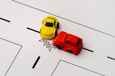 Sarı ve kırmızı oyuncak araba kazası sahnesi. Bir araba kazasının kavramsal görüntüsü, çarpışma sahnesi, sigorta ve güvenlik.