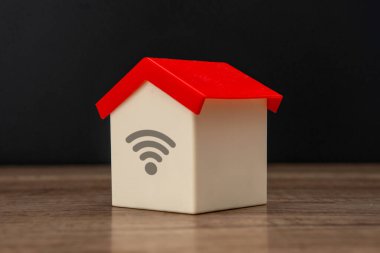 Oyuncak ev ve kablosuz internet sembolü. Ev kablosuzu, internet konsepti..