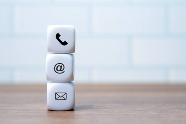 Üç beyaz zar bir temas simgesi gösterir. Bizimle iletişim kurma konsepti. Metin için alanı kopyala.