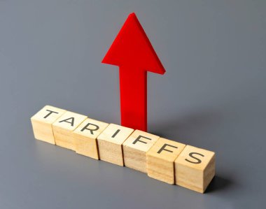 Yukari bakan ok ve tahta bloklar TARIFFS kelimesiyle. Küresel ticaret kavramında gümrük vergileri artıyor.