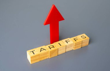 Yukari bakan ok ve tahta bloklar TARIFFS kelimesiyle. Küresel ticaret kavramında gümrük vergileri artıyor.