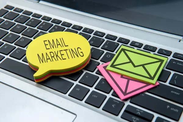 Laptop klavyesinde Email MarkeTING yazılı konuşma balonu. İş konsepti.
