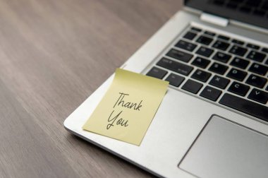 Laptopun köşesinde 