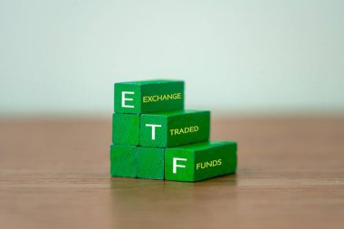 Üç tahta blok dikey olarak 