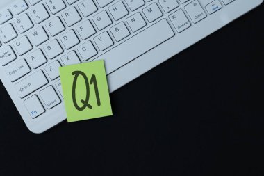 Beyaz bir bilgisayar klavyesinin yukarıdan çekimi ve 