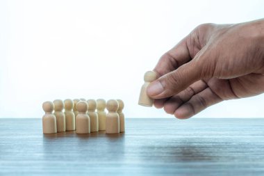 Yeni üye ya da yeni çalışan sosyal gruba, ekibe ya da şirkete katılır. İşe alma, boşluk konseptini doldur.