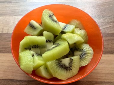 Turuncu kasede kivi parçaları.