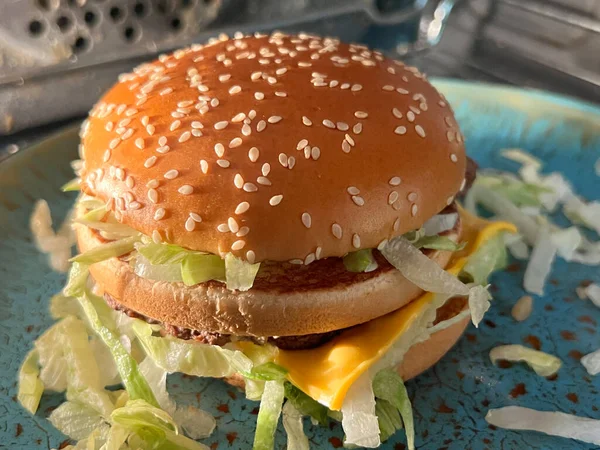 Susam tohumlu leziz bir burger.
