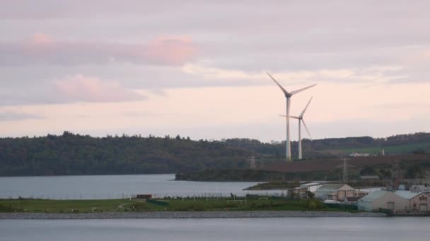 コブ島近くの風力タービン 代替再生可能エネルギー発電 グリーンエネルギーと持続可能性の概念 — ストック動画