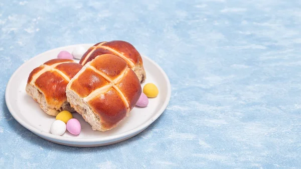 Горячие Булочки Крестом Белой Тарелке Шоколадными Яйцами Традиционная Пасхальная Еда — стоковое фото