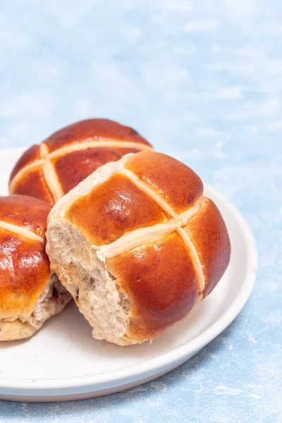 Freshly Baked Hot Cross Buns White Plate Traditional Easter Food — Stock Photo, Image