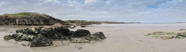 Panorama Över Havskusten Med Klippor Klippor Och Stränder Mörkgrå Himmel — Stockfoto