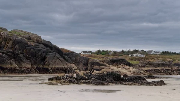 Rotsen Kliffen Strand Aan Oceaankust Boerderijen Achtergrond Donkergrijze Lucht Donegal — Stockfoto