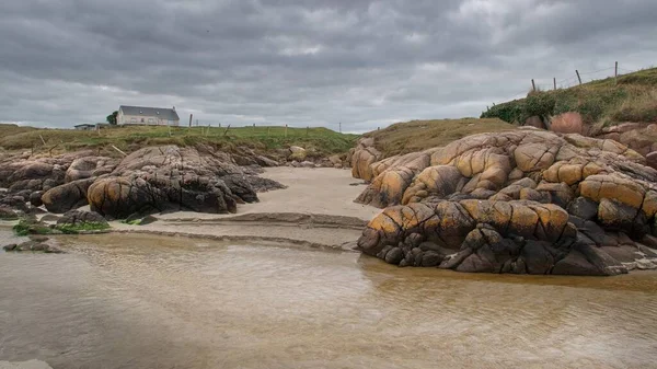 Rotsen Strand Aan Oceaankust Boerderij Achtergrond Donkergrijze Hemel Donegal Ierland — Stockfoto
