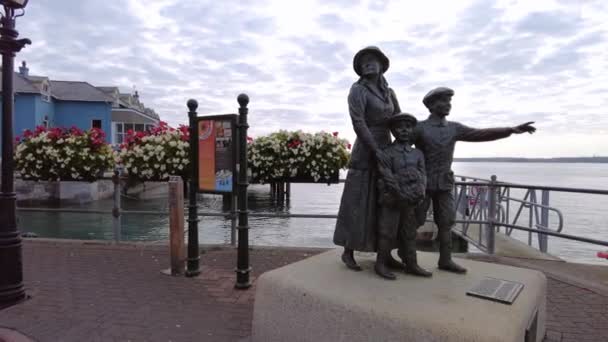 Annie Moore Och Bröderna Skulptur Ligger Framför Cobh Heritage Center — Stockvideo