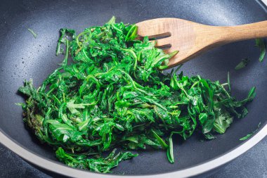 Sarımsak ve balzamik sirkeyle karıştırılmış zeytinyağında pişirilmiş Arugula ya da roket salatası. Biftek için meze hazırlıyorum. Bir tavada, yatay