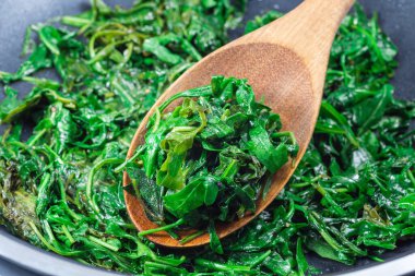 Bifteğin yanına sarımsak ve balzamik sirke ile doldurulmuş zeytinyağıyla pişirilmiş solmuş Arugula ya da roket salatası hazırlıyorum.