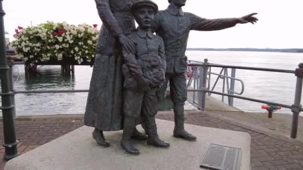 アニームーアと兄弟の彫刻は コルク港のコブ文化遺産センターの前に位置しています アイルランドからアメリカ合衆国への移民を記念している アイルランドのコーク州コブ2022年9月3日 — ストック動画