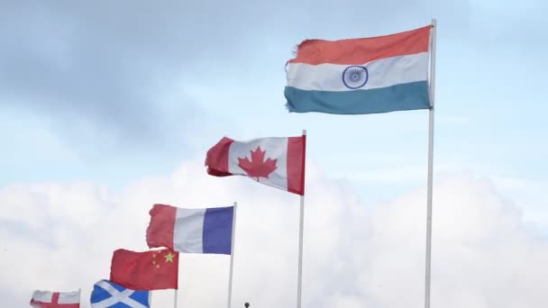 Banderas India Canadá Francia China Inglaterra Escocia Ondeando Viento Sobre — Vídeos de Stock
