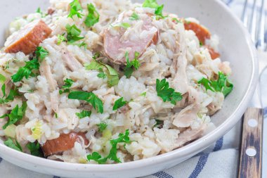 Güney Carolina tavuk bataklığında önlüklü sosisler, bir kase içinde, yatay, yakın plan