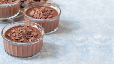 Çikolatalı Panna Cotta tatlı içinde cam ramekin, yatay, kopyalama alanı