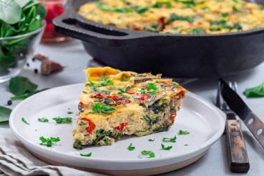 Tabakta sebzeli brunch yumurtası, yatay.