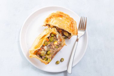 Dilimlenmiş sığır etli turta tabakta, yatay, üst manzara