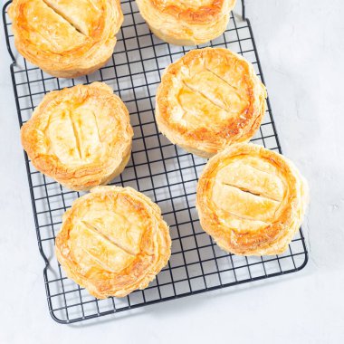 Küçük etli börekler soğutma rafı, üst görünüm, kare format