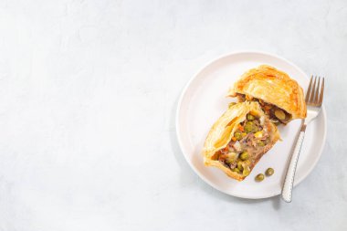 Tabakta dilimlenmiş sığır etli turta, yatay, üst görünüm, boşluğu kopyala