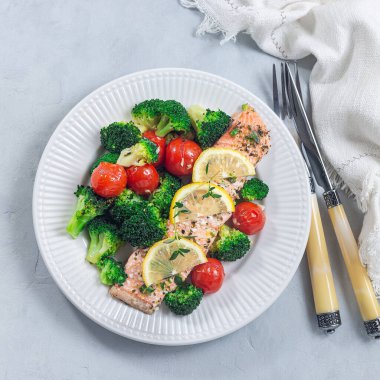 Sebzeli somon bifteği, brokoli ve domatesli fırında somon filetosu.