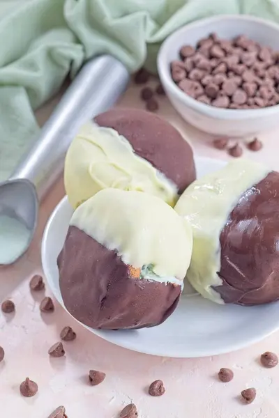 Сэндвичи Мороженым Темно Белом Шоколаде Мятное Шоколадное Мороженое Белой Тарелке — стоковое фото