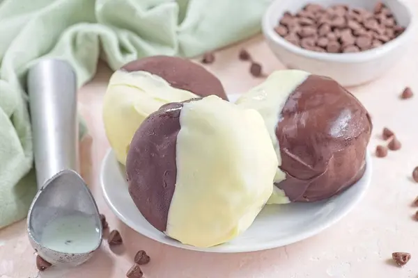 Сэндвичи Мороженым Темно Белом Шоколаде Мятное Шоколадное Мороженое Белой Тарелке — стоковое фото