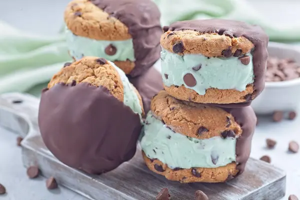 Пачка Бутербродов Мороженым Темной Шоколаде Мятное Шоколадное Мороженое Шоколадное Печенье — стоковое фото