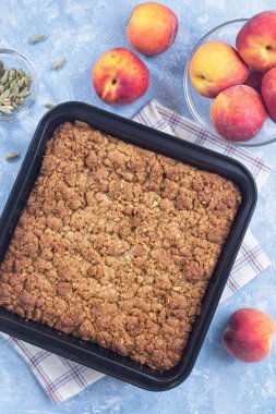 Lezzetli şeftali gevreği ya da esmer şekerli turta, kakule ve yulaf ezmesi.