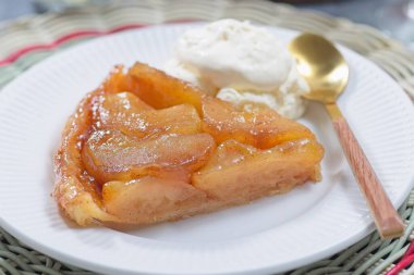Bir tabak kremalı karamelize elmalı tart dilimi, baş aşağı Fransız pastası, yatay.