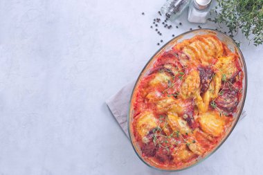 Tatlı patates, havuç ve pancar kökü graten, eritilmiş peynirle kaplanmış ve taze kekik ile tatlandırılmış, yatay üst manzara, kopyalama alanı