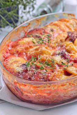 Fırında tatlı patates, havuç ve pancar kökü graten, taze kekik ile baharatlı ve eritilmiş peynirli, dikey