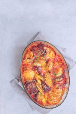 Tatlı patates, yaban havucu ve pancar kökü graten, taze kekik ile baharatlı ve eritilmiş peynirle kaplı, dikey üst görünüm kopya alanı