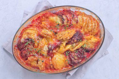 Fırında pişmiş tatlı patates, havuç ve pancar kökü graten, taze kekik ile tatlandırılmış ve üzerinde erimiş peynir, yatay üst görünüm