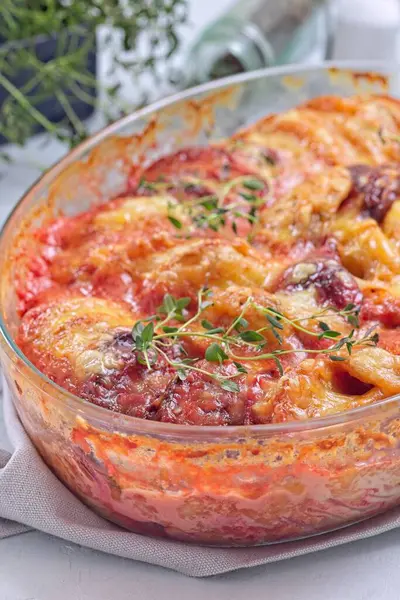 Fırında tatlı patates, havuç ve pancar kökü graten, taze kekik ile baharatlı ve eritilmiş peynirli, dikey