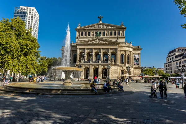 Frankfurt, Almanya - 30 Eylül 2022: Frankfurt 'u ziyaret eden fotoğrafçı, soğuk ama güneşli bir sonbahar gününde eski opera ve çevresini keşfediyor.