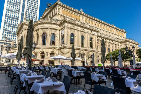 Frankfurt, Almanya - 30 Eylül 2022: Frankfurt 'u ziyaret eden fotoğrafçı, soğuk ama güneşli bir sonbahar gününde eski opera ve çevresini keşfediyor.
