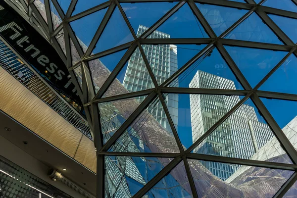 Frankfurt, Almanya - 18 Eylül 2022: Frankfurt şehir merkezindeki MyZeil alışveriş merkezini ziyaret etmek.