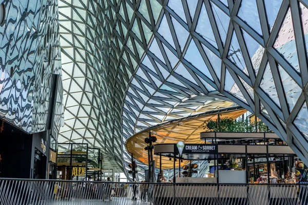 Frankfurt, Almanya - 18 Eylül 2022: Frankfurt şehir merkezindeki MyZeil alışveriş merkezini ziyaret etmek.