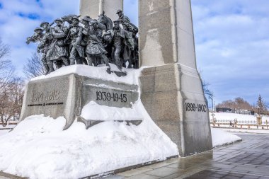 Visiting the national war memorial of Canada in downtown Ottawa at a cold but sunny day in winter.