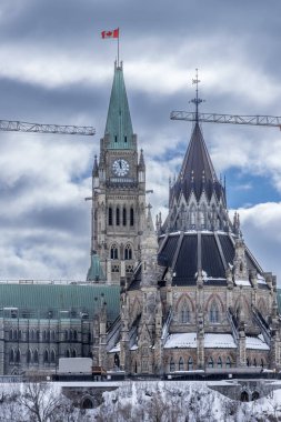 Kanada 'nın Ottawa şehir merkezindeki Majors Hill Parkı' nda yürümek Kanada parlamentosunun tarihi binalarını ve kışın soğuk ama güneşli bir günde çevresini görmek..
